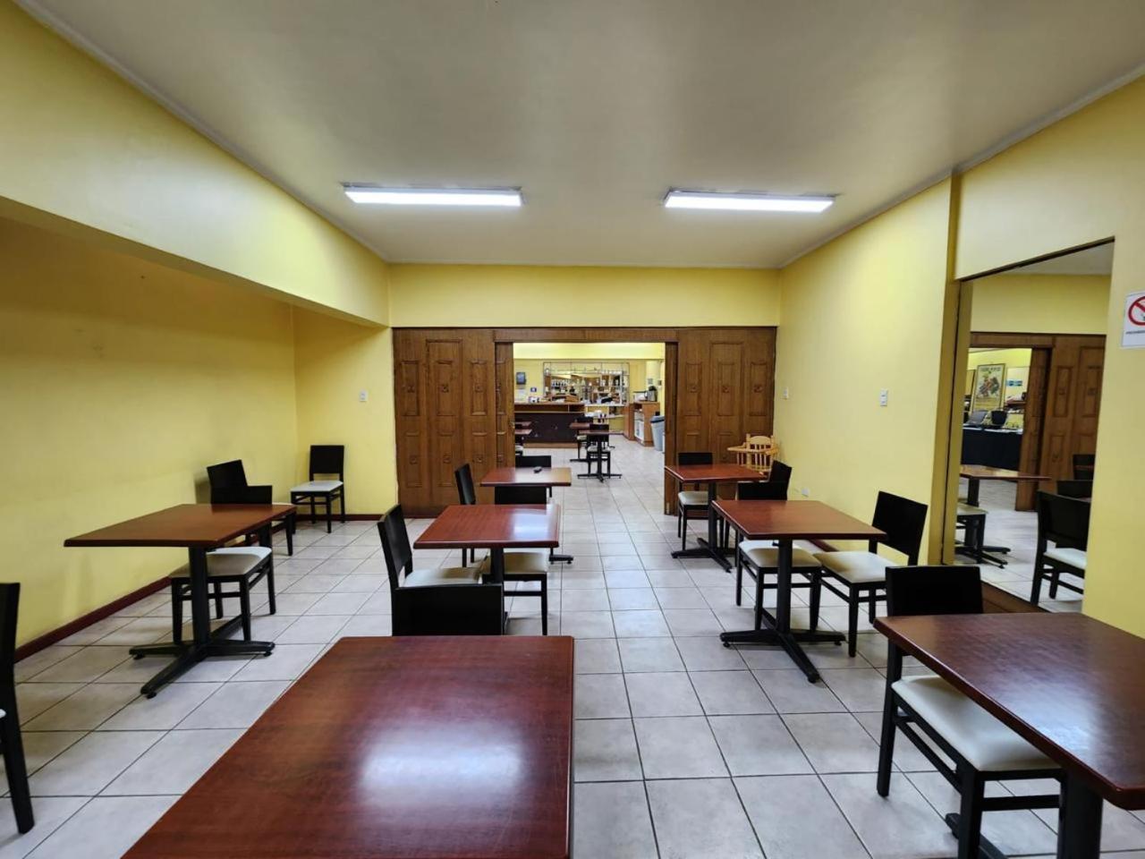 Hotel Gran Muso Los Ángeles Екстериор снимка